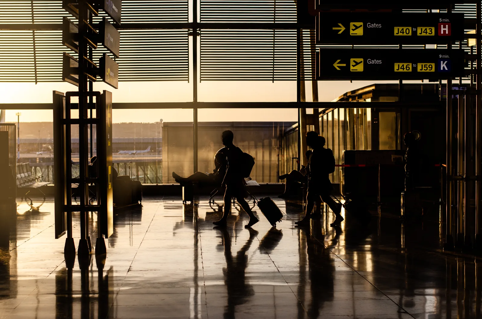 Pasażerowie w hali przylotów lotniska Gdańsk